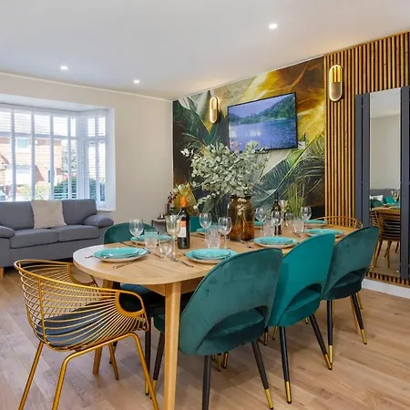 The Dodsworth Modern 4 Bedroom House, Sleeps 8 *