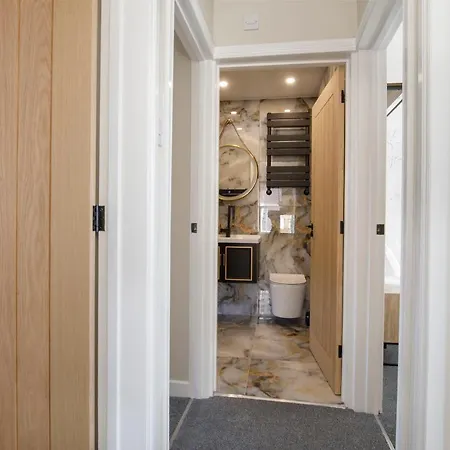 The Dodsworth Modern 4 Bedroom House, Sleeps 8