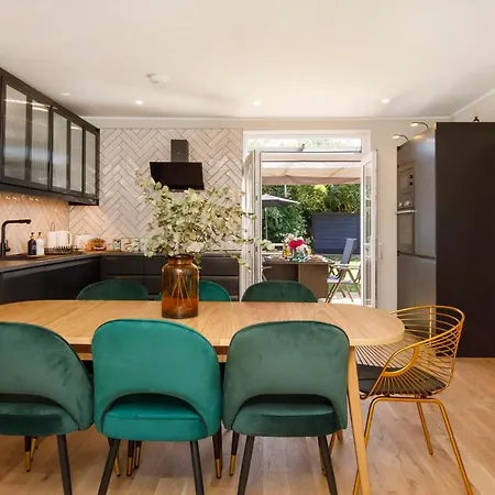 Hébergement de vacances The Dodsworth Modern 4 Bedroom House, Sleeps 8 *