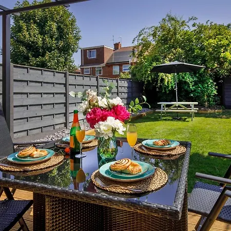 The Dodsworth Modern 4 Bedroom House, Sleeps 8