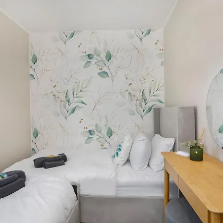 The Dodsworth Modern 4 Bedroom House, Sleeps 8 *