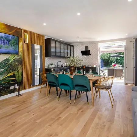 The Dodsworth Modern 4 Bedroom House, Sleeps 8 Casa de Férias